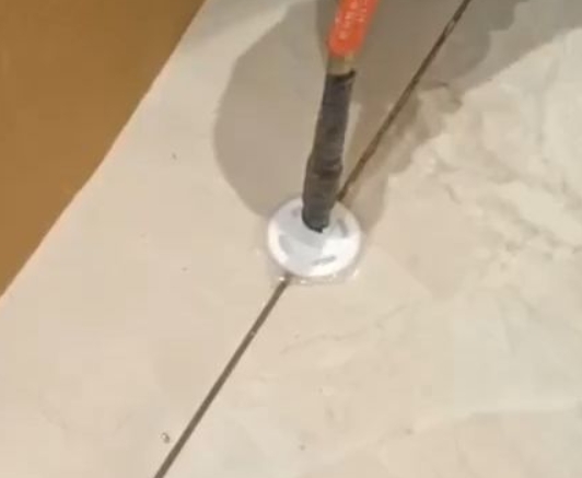 汉台瓷砖空鼓维修公司专业解答瓷砖在铺贴过程中，如果没有涂抹均匀到位的粘结材料（如水泥砂浆或瓷砖胶），可能会导致以下问题
