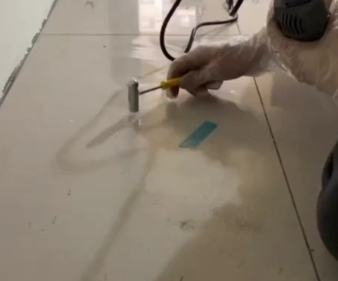 汉台瓷砖开裂维修公司专业分享瓷砖在铺贴前如果没有沥干水分，将会导致以下问题